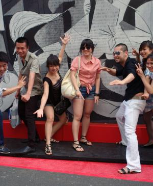 Un grupo de turistas posa frente a una réplica de Guernica durante el evento «A Taste of Spain»