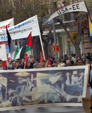 Pancarta con reproducción de Guernica en una manifestación de apoyo a Irak y Palestina
