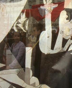 Manifestantes vistos a través de una pancarta con la imagen de Guernica en una protesta contra la invasión de Irak