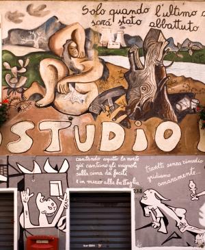 Réplica de Guernica en un estudio fotográfico de Orgosolo