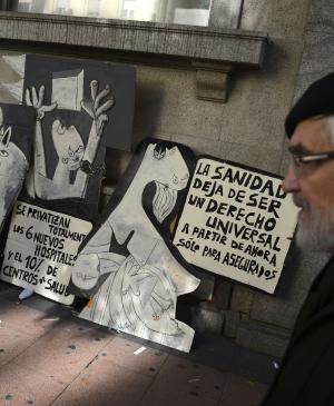 Pancartas con fragmentos de Guernica en las protestas contra los recortes en Sanidad en el hospital Princesa