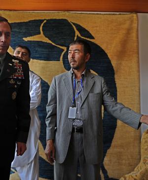 El comandante del ISAF y jefe de la OTAN en Afganistán, David H. Petraeus, visita un mercado de artesanía