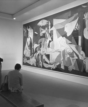Visitantes observando Guernica en el Museum of Modern Art de Nueva York