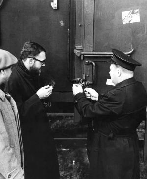 EN Fotografías del montaje y la exposición  «Guernica, avec 60 études» del Nationalmuseum