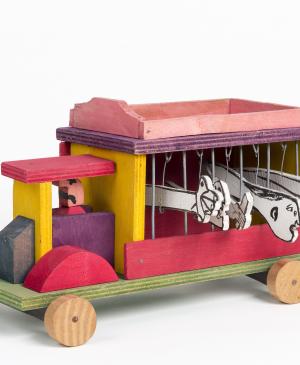 Camión de encarcelados con con figuras de Guernica. Juguete