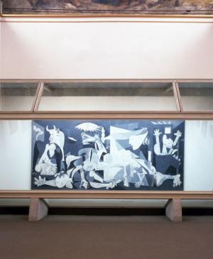 EN Urna protectora diseñada por José María García de Paredes y Guernica instalado