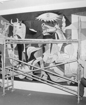 EN Fotografías del desmontaje del Guernica en el MoMA para su posterior traslado a Madrid