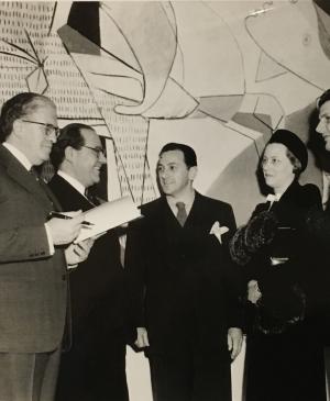 Julio Álvarez del Vayo, ministro de Estado, en la inauguración de la exposición Picasso’s Guernica de la Valentine Gallery