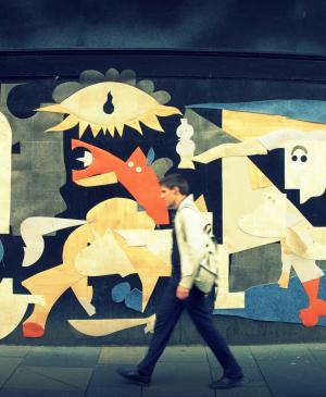 Mural - collage de vinilo en Argyle Street con motivo del Merchant Cirty Festival