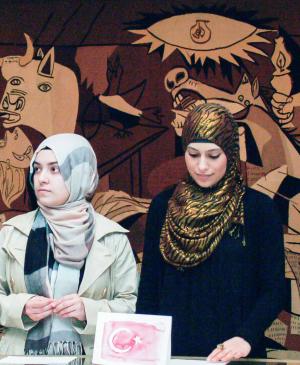 Renata Jaworska, <em>Una mesa redonda de 119 minutos. El Congreso Internacional de la Whitechapel Gallery.</em>. Performance, Whitechapel Gallery, Londres, 14 de marzo de 2010. Fotografía: ©Renata Jaworska / VG Bild Kunst Bonn