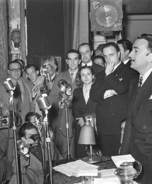 Salvador Dalí en un momento de su conferencia "Picasso y yo" en el Teatro María Guerrero, Madrid, 11 de noviembre de 1951 