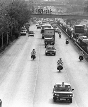 Lorries transferring <em>Guernica</em> and the rest of the works head down the Barajas motorway towards the Casón del Buen Retiro