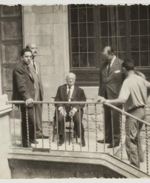 Jaume Sabartés visita el palacio Berenguer de Aguilar, futura sede del Museo Picasso de Barcelona, enero de 1961