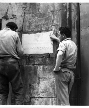 Colocación de la placa que rezaba "Museo Picasso" en el exterior del Palacio Berenguer de Aguilar, Barcelona, 1963