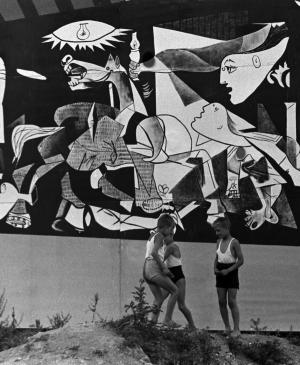 Mural de <em>Guernica</em> en el 5th World Festival of Youth and Students 